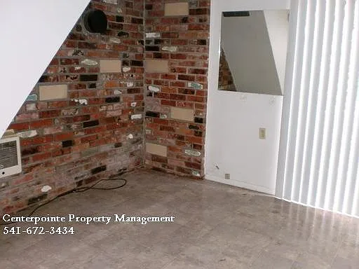 723.5 W Ballf St
