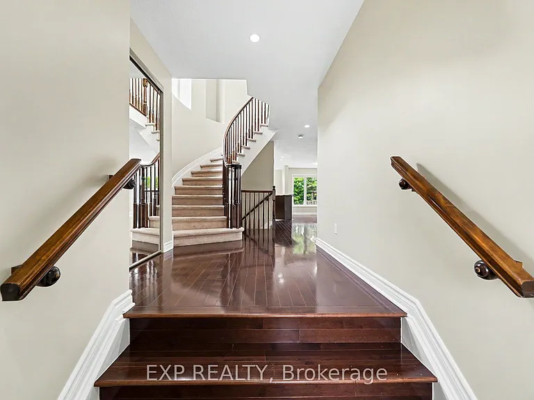 472 Temiskaming Cres — Photo 4
