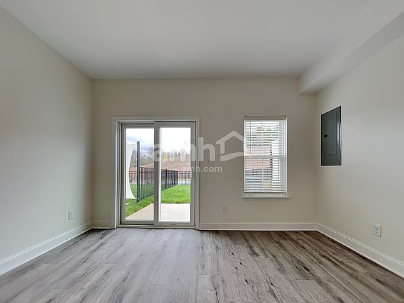 3rd image of 2399 Eagle Creek Dr