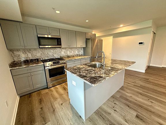 3rd image of 938 E 4th St #204