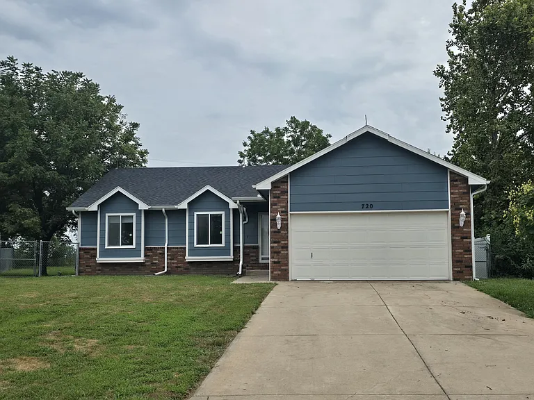 720 N Kansas Ct — Photo 1