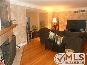 Entrance to Living Room.jpg