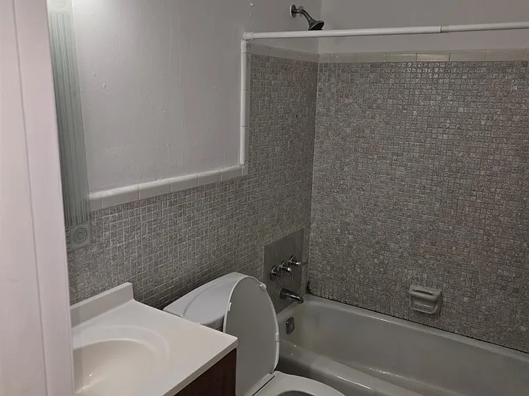 230 SW 11th Ave #17 — Photo 12