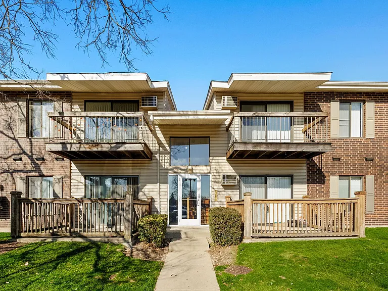 Emerald Court Apartments — Photo 44