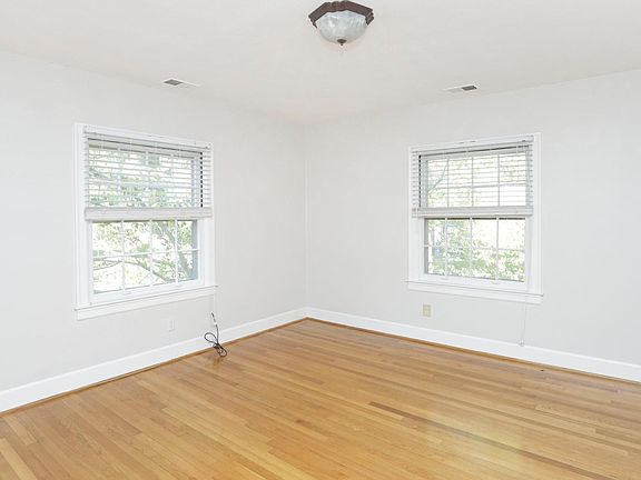 This is another view of bedroom. The sun rises in the back of the building, so the bedroom remains dark in the morning and sunny in the afternoon.