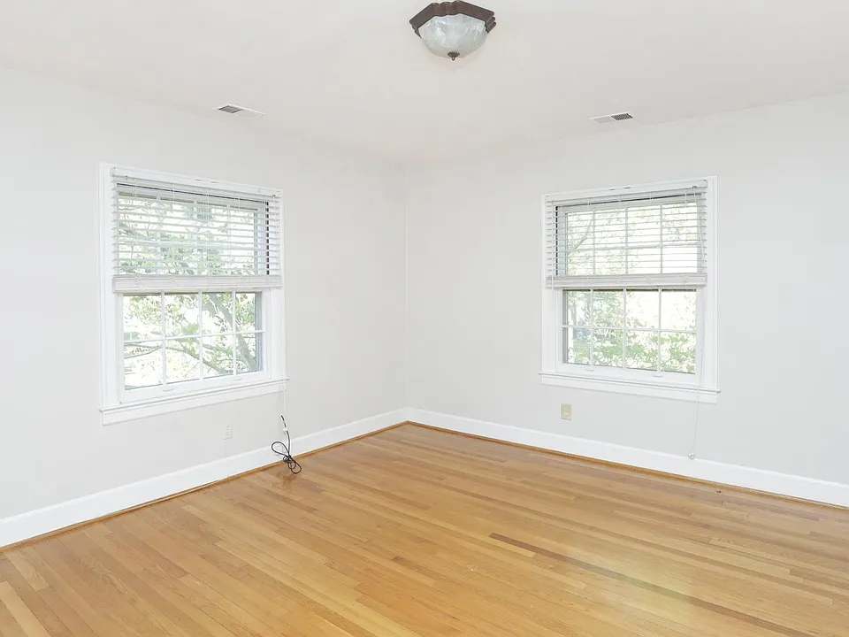 This is another view of bedroom. The sun rises in the back of the building, so the bedroom remains dark in the morning and sunny in the afternoon.