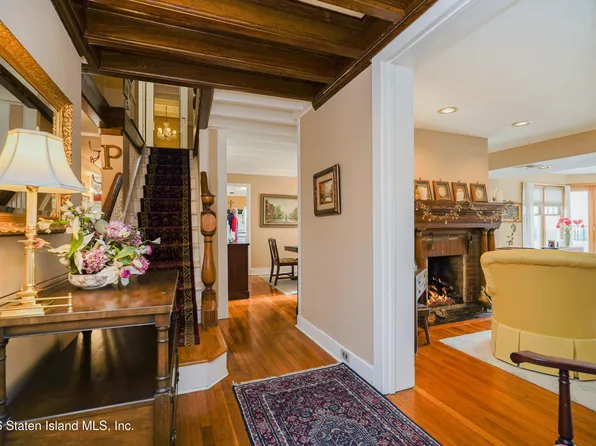 45 E Loop Rd, Staten Island, NY 10304