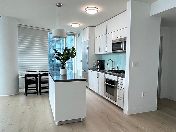 5th image of 301 Main St #31F