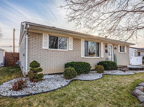 2nd image of 32689 Lone Pine Dr