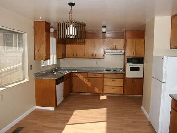 Kitchen graite counter to