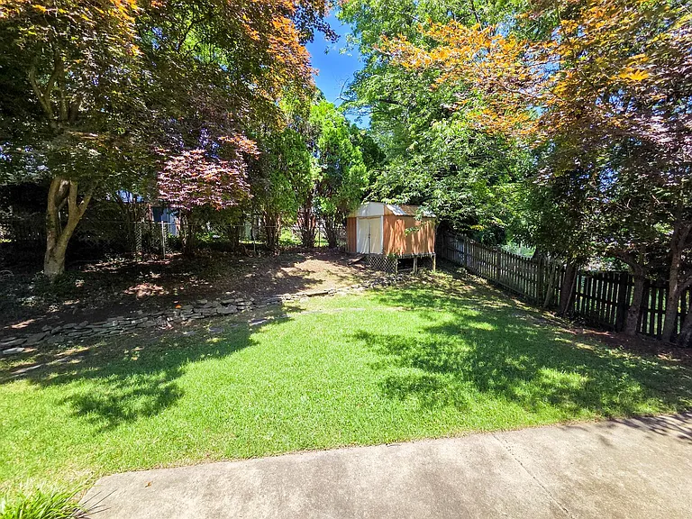 305 Hillsboro Dr — Photo 33
