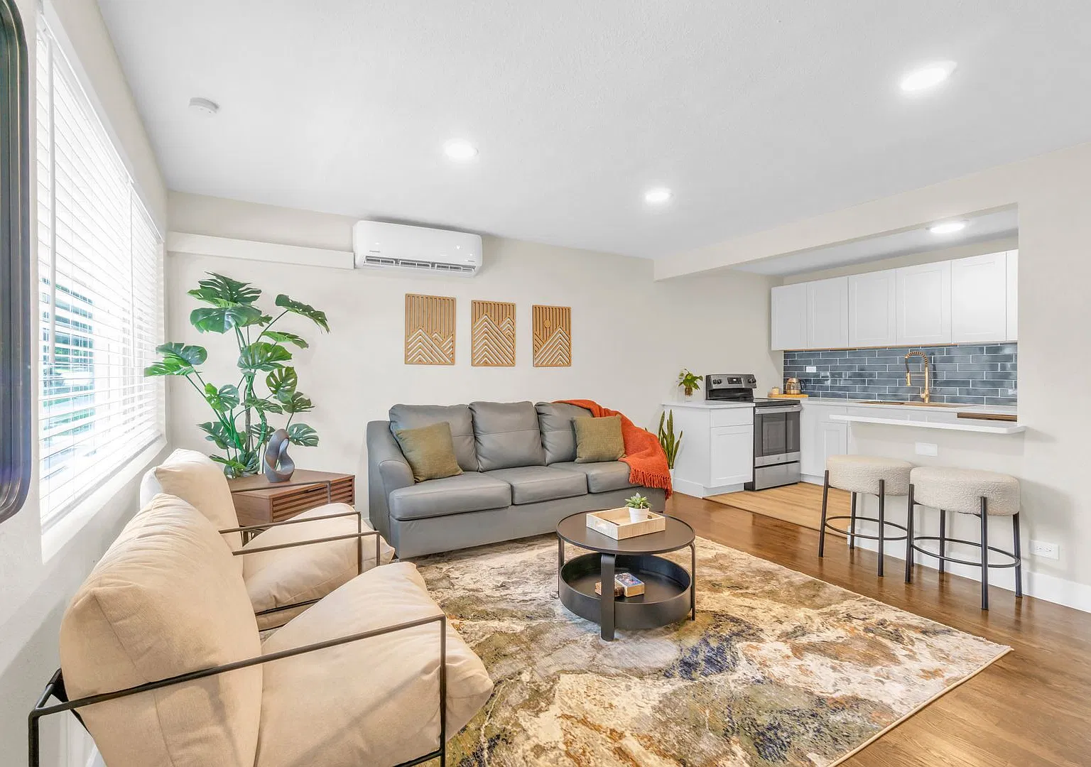 Fully Furnished Sunnyside Townhome | All-Inclusive | Flexible Stays — Photo 4
