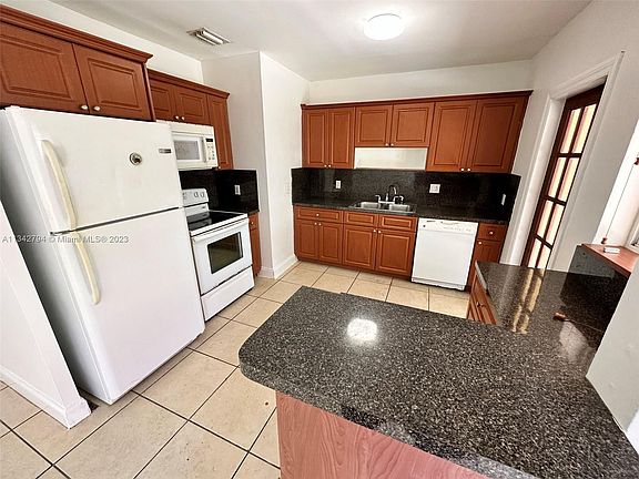 5th image of 15700 NE 14th Ct