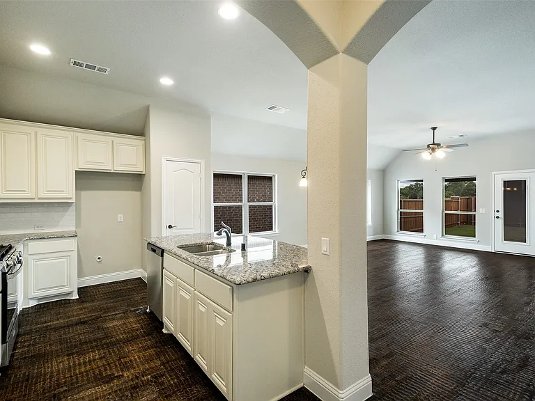 6026 Priory Dr — Photo 4