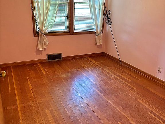 4th image of 2108 Manor Ln