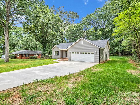 3rd image of 190 Forest Hill Dr