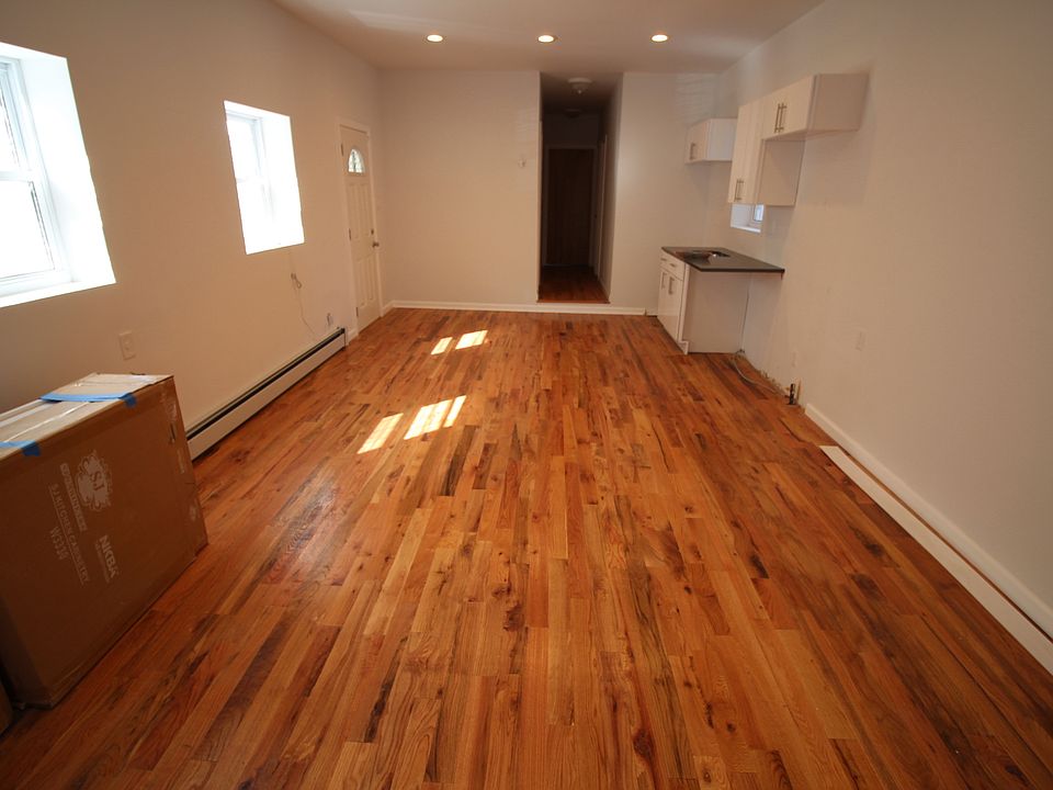 1st image of 1629 Melville St Floor 2