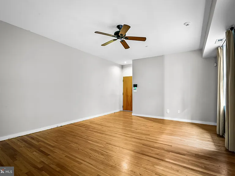 18 E Madison St #4 — Photo 12