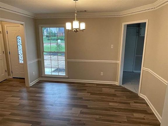 2nd image of 3945 Windyke Dr