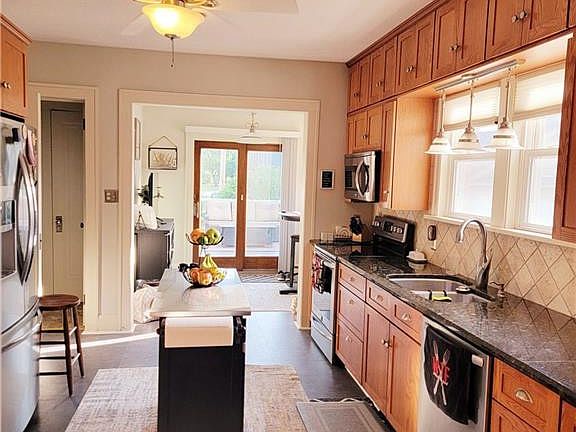 5th image of 615 W 1st St