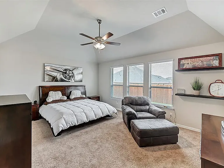 209 Douglas St — Photo 15