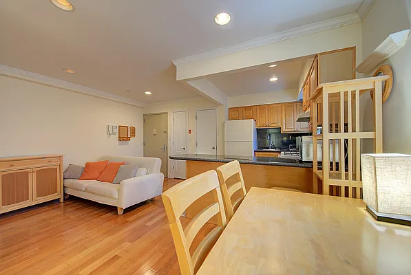 Sold by Landmarc Group | media 32