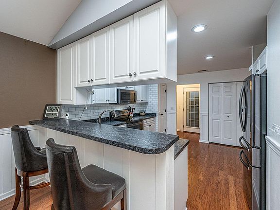 5th image of 9020 Greenbriar Dr