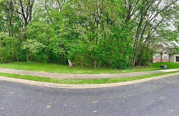 3rd image of 2727 N Woodhaven Dr