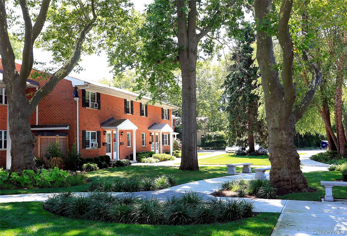 Building Photo - 11 Commodore Ln