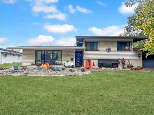 525 Cedar Ln, Arthur, IL 61911