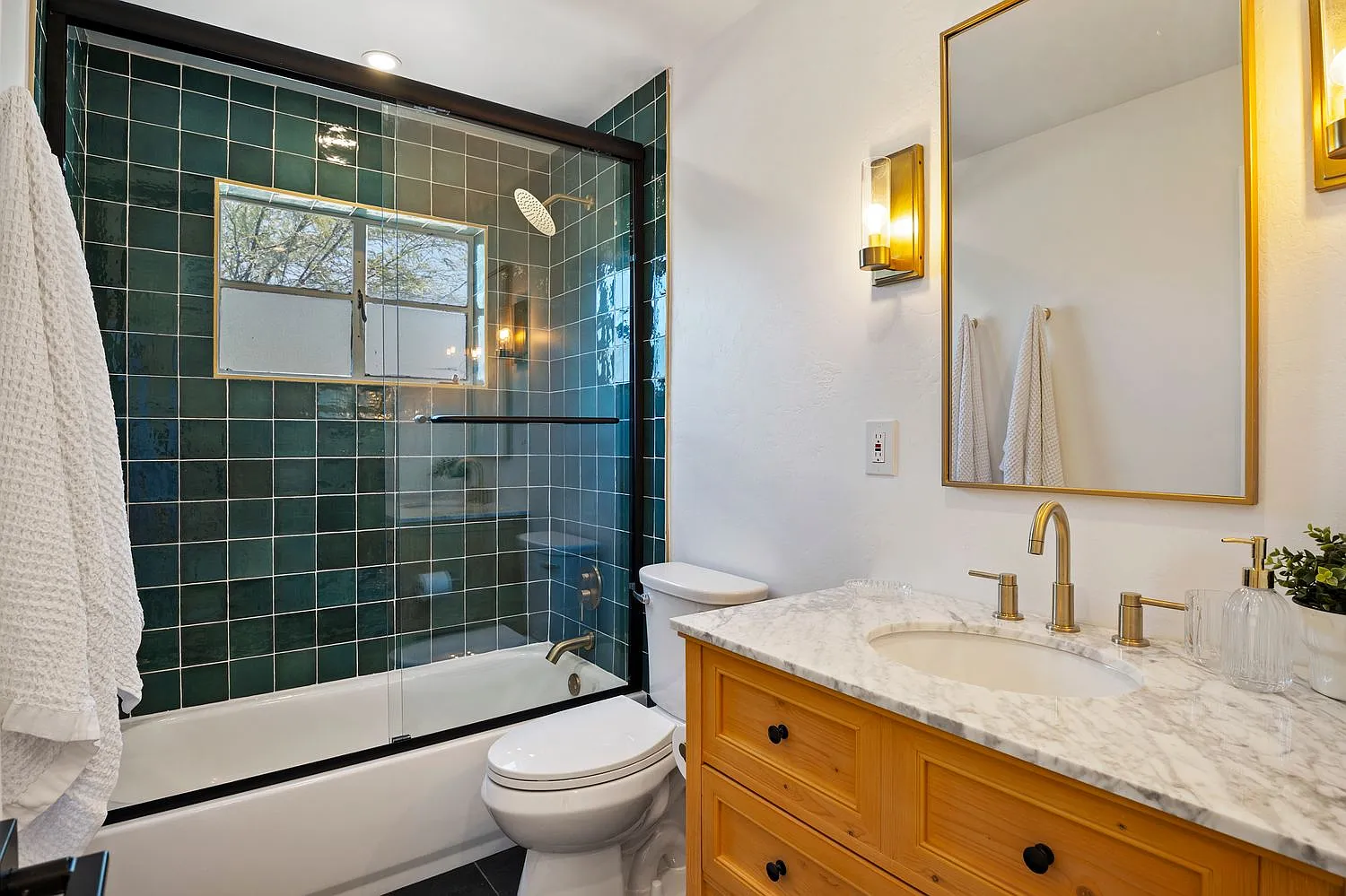 5 bed, 2200 sqft, $5,000 — Photo 4