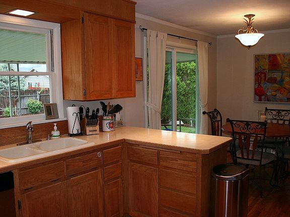 5th image of 1020 Rosewood Ave