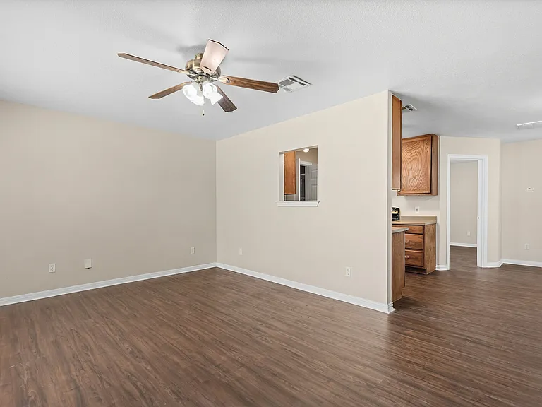 217 E East Craven Ave — Photo 5