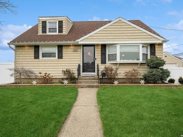 1060 Alan, Seaford, NY 11783
