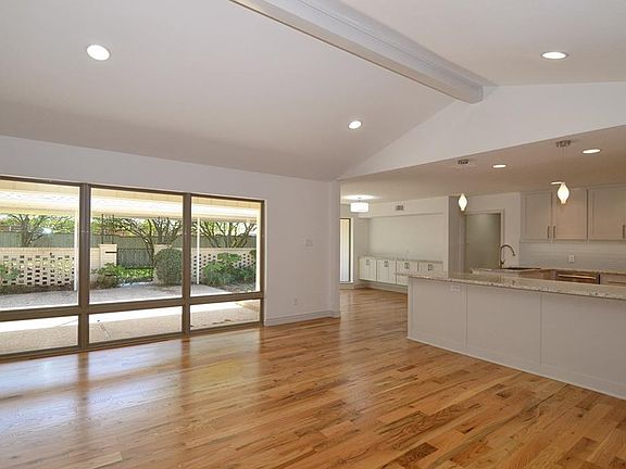 3rd image of 3958 Courtshire Dr
