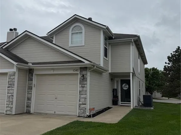 1302 NW Hidden Ridge Cir, Blue Springs, MO 64015