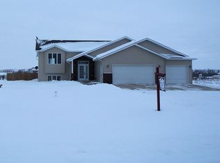3211 Crested Dr N, Mandan, ND 58554