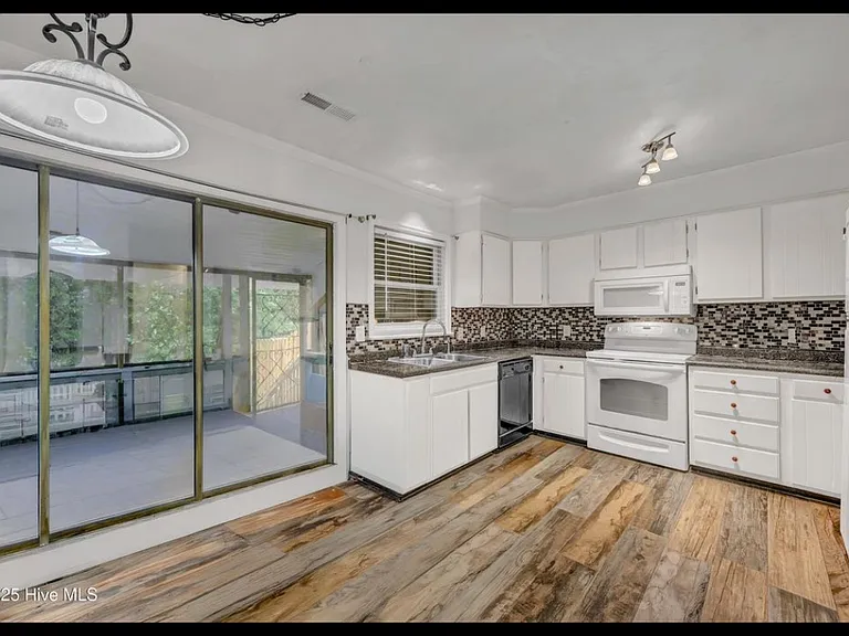 3436 Regency Dr — Photo 5