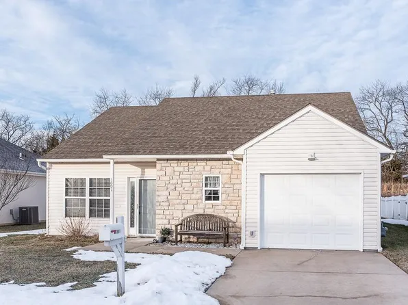 1601 Fall Creek Dr, Tonganoxie, KS 66086