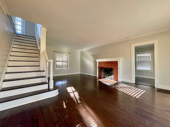 4th image of 204 W 68th Ter