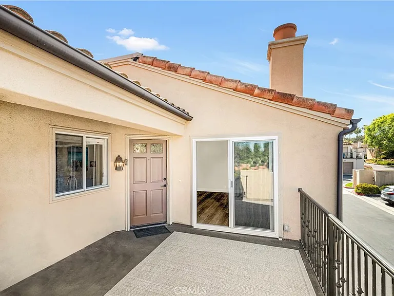 114 Corsica Dr — Photo 2