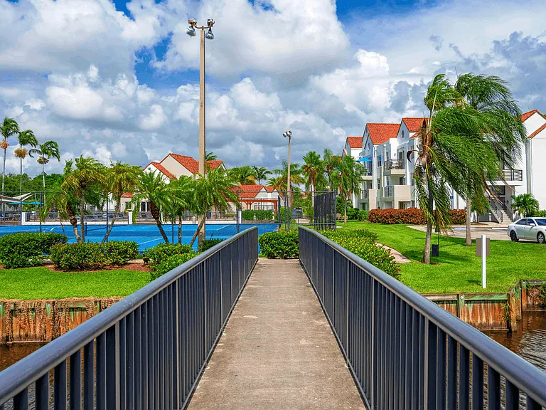 Sheridan Ocean Club Apartments — Photo 11
