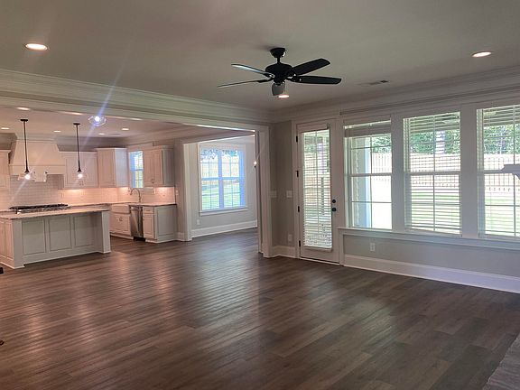 5th image of 654 River Oaks Lane