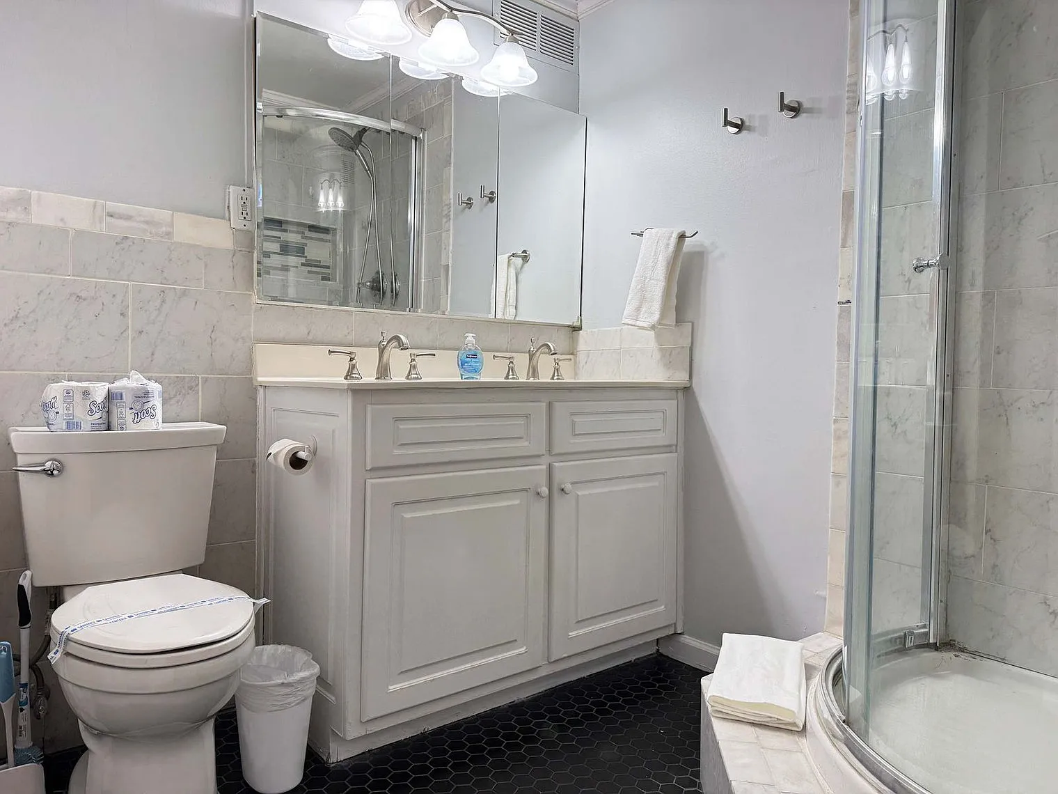 3 bed, 1.0 bath, 1065 sqft, $3,564 — Photo 4