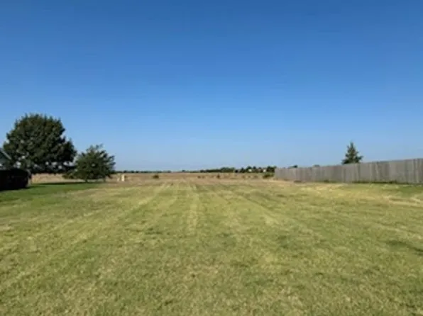 829 S Meadows Dr, Hesston, KS 67062