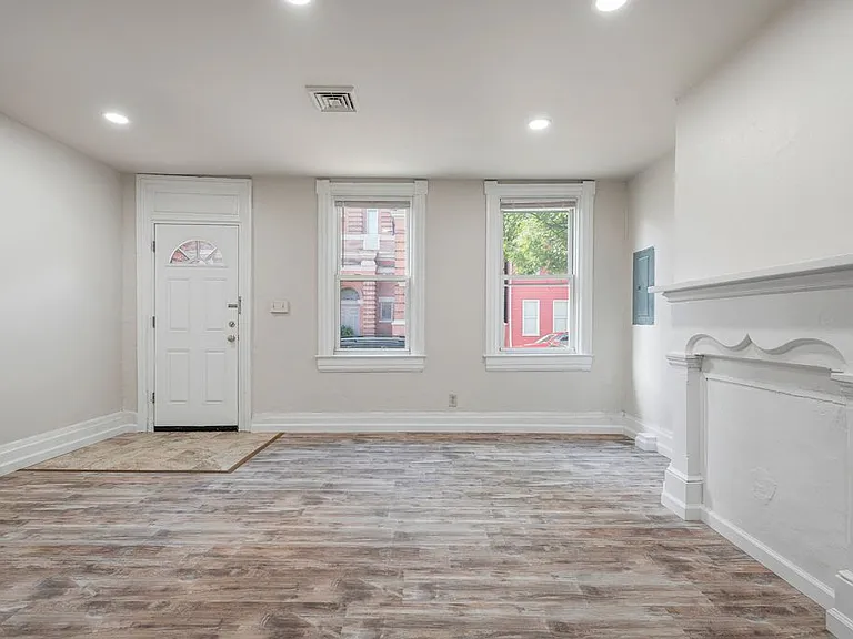 2129 Sarah St — Photo 3
