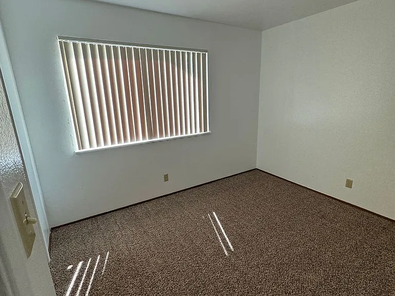Hutchins 623 S — Photo 15