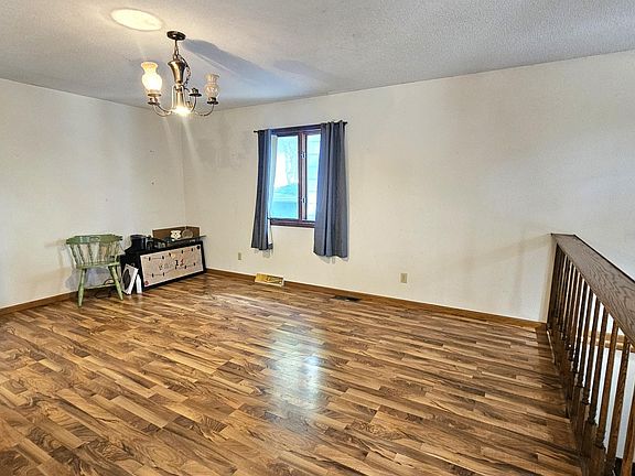 4th image of 25 20th Ave S