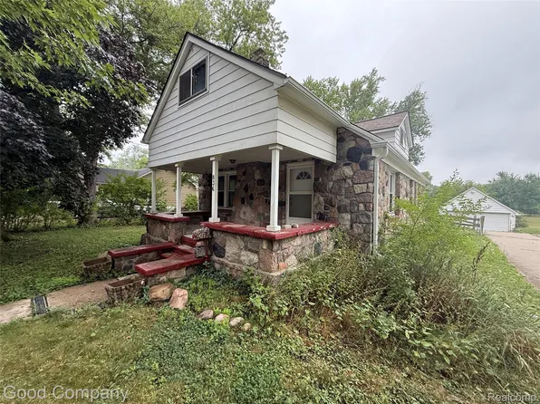 836 W Silver Lake Rd, Fenton, MI 48430