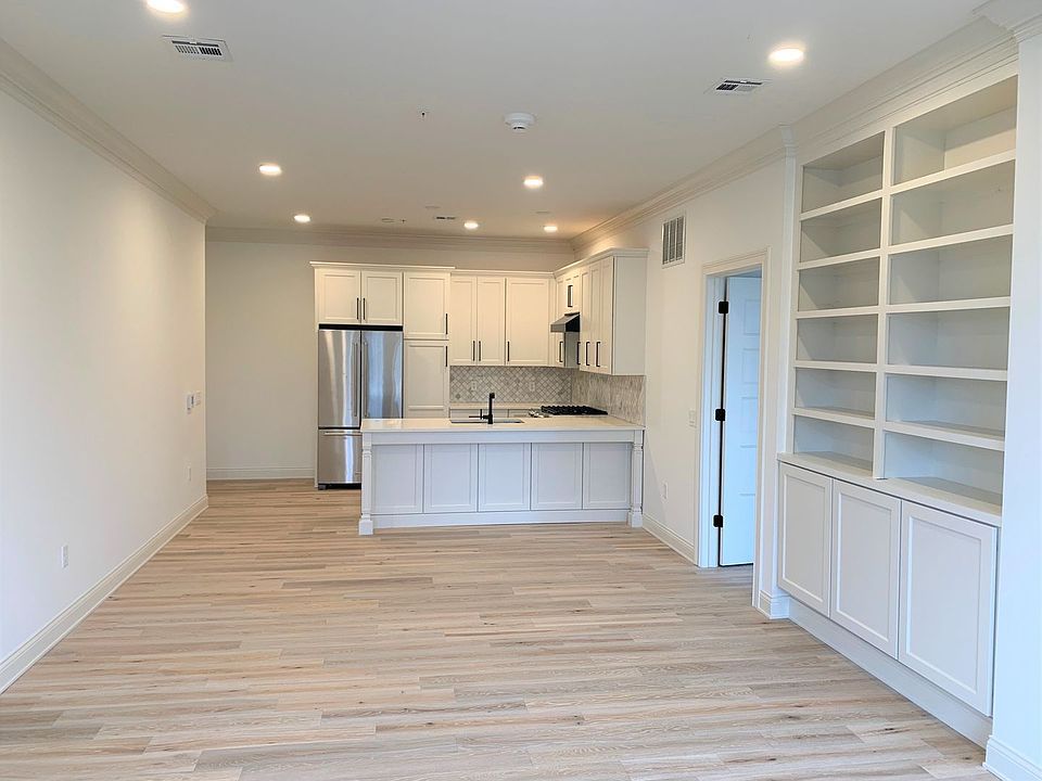 1st image of 40 E Lincoln St #305